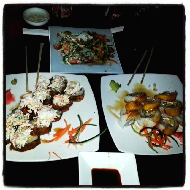 Platano roll, ensalana de salmon, roll tempura