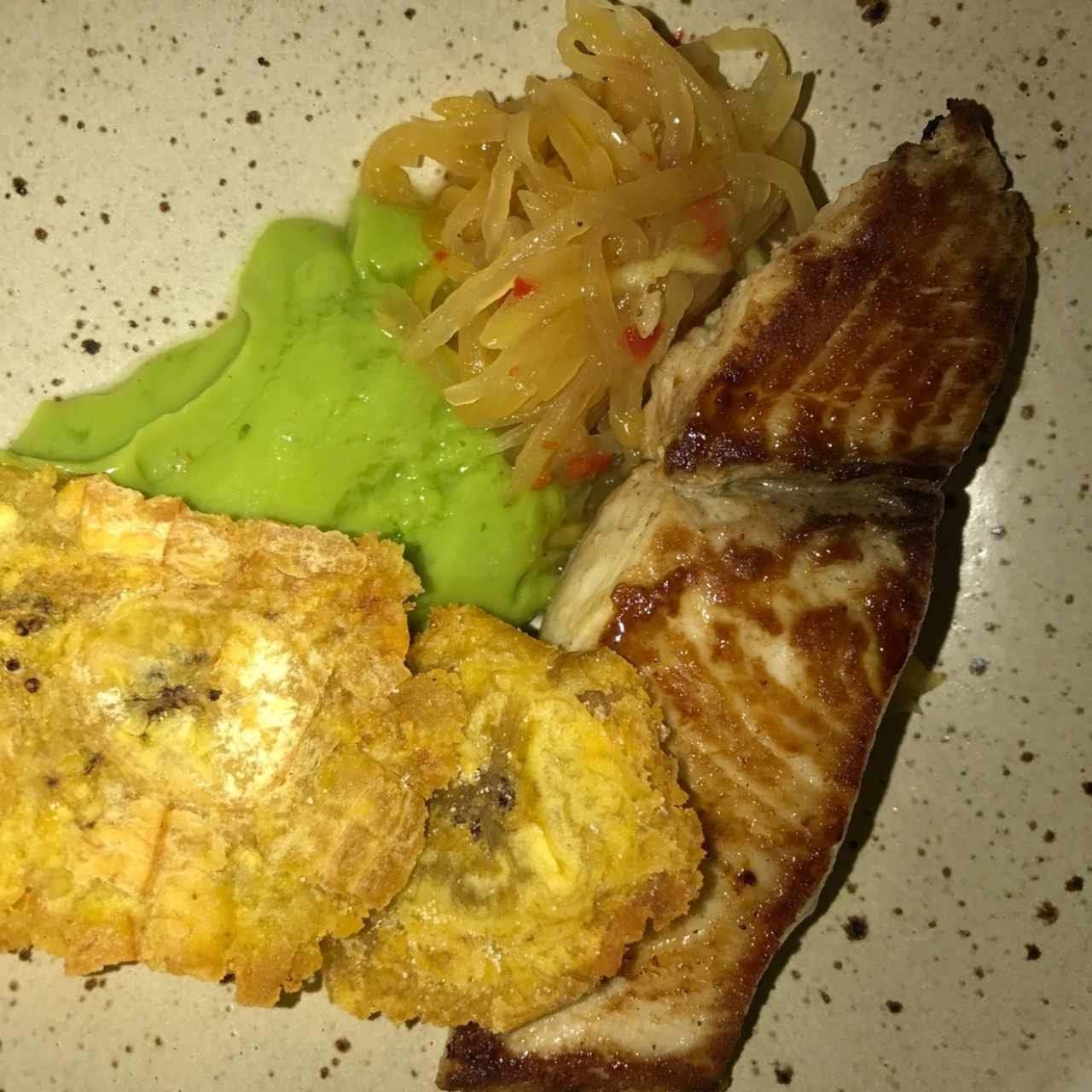 churrasco de dorado con pure de aguacate y Tostones