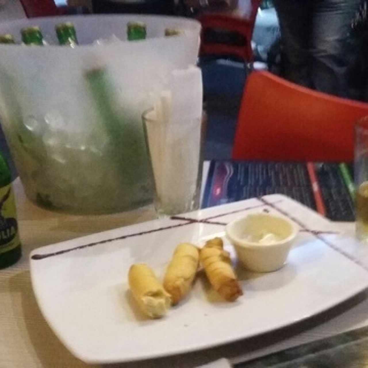 Tequeños cortesia de la casa, al pedir un tobito de cervezas :)