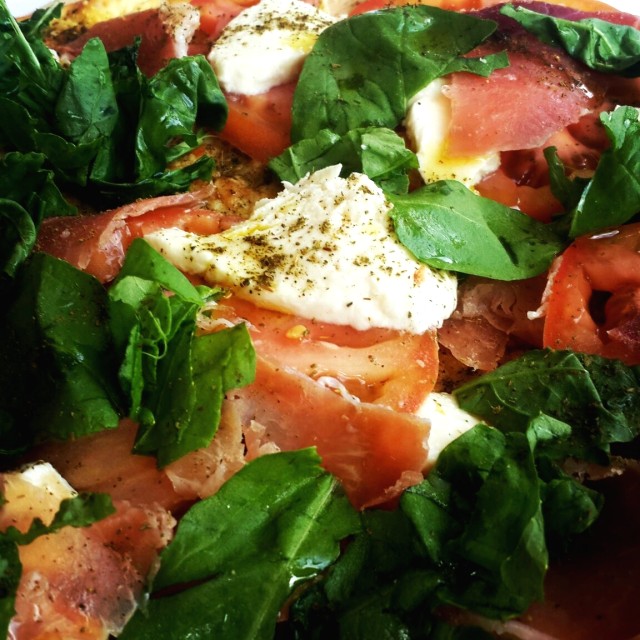 Pizza Mediterránea (prosciutto rugula bufala y tomate manzano) 