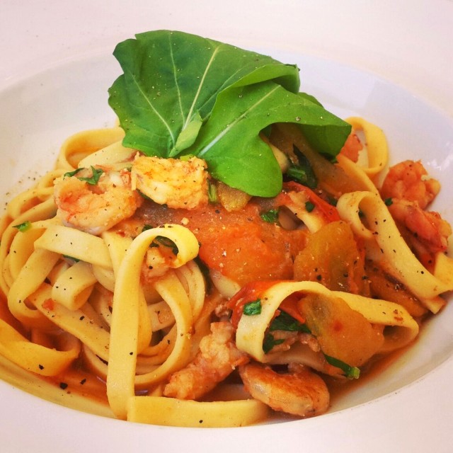 Fetuccines al fileto pomodoro rucula y camarones 