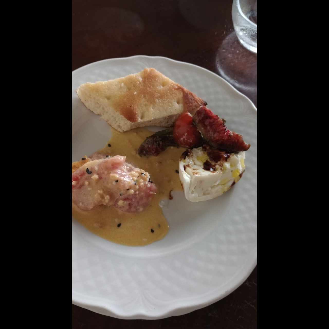 Tiradito de atún y Burrata con higos confitados