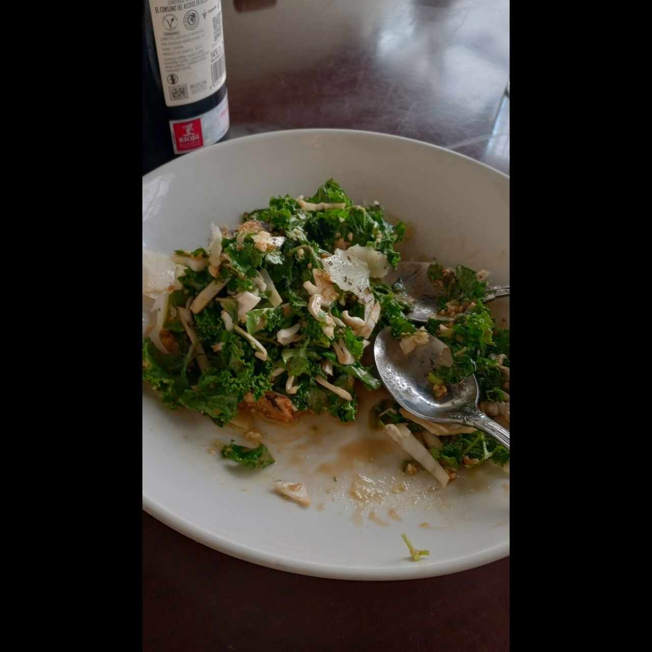 ensalada de Kale con queso reggiano, frutas y nueces