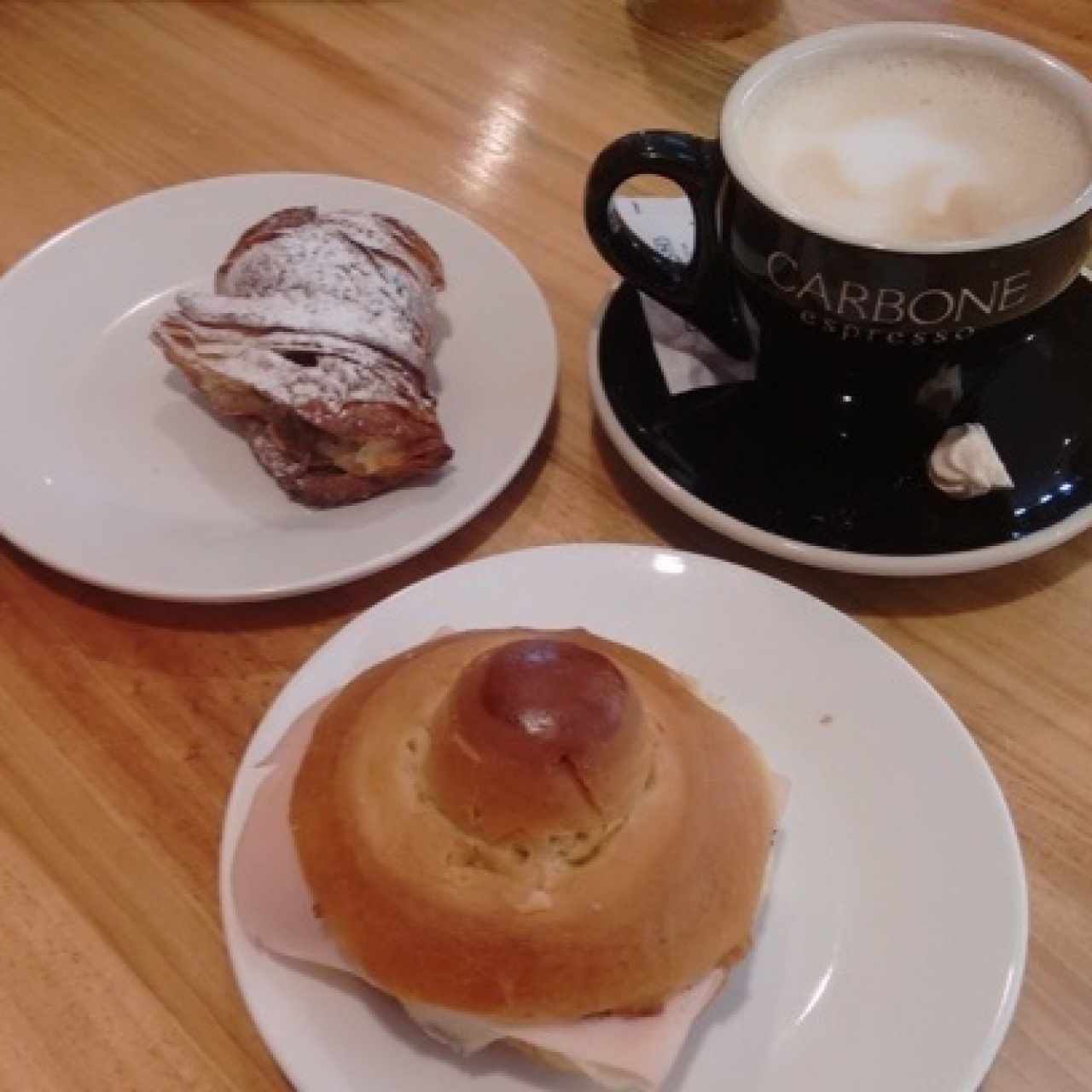 langosta de nutella, brioche e pavo y queso y capuccino
