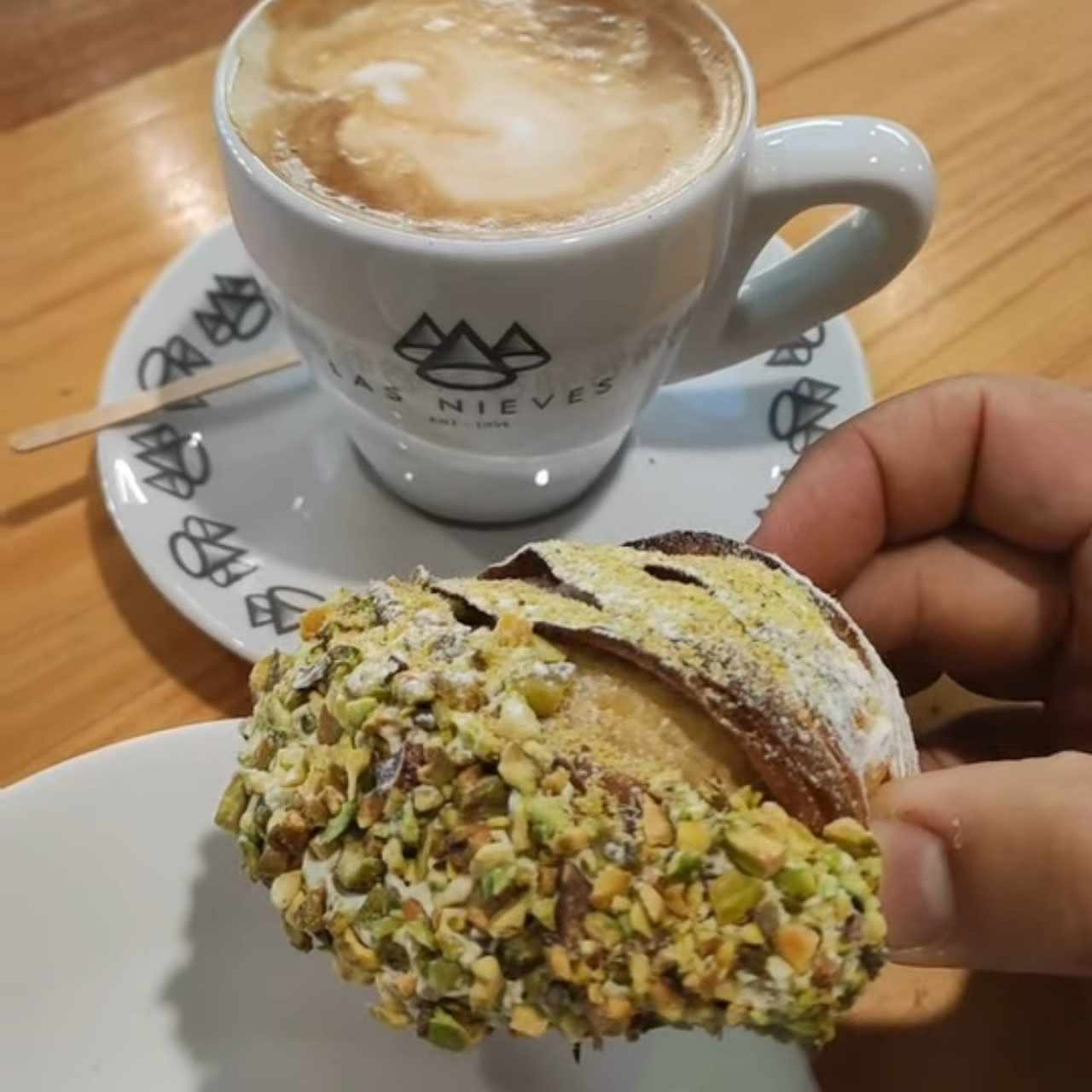 Delicioso café acompañado de una rica mini cola de langosta… Increíble para comenzar la semana!!