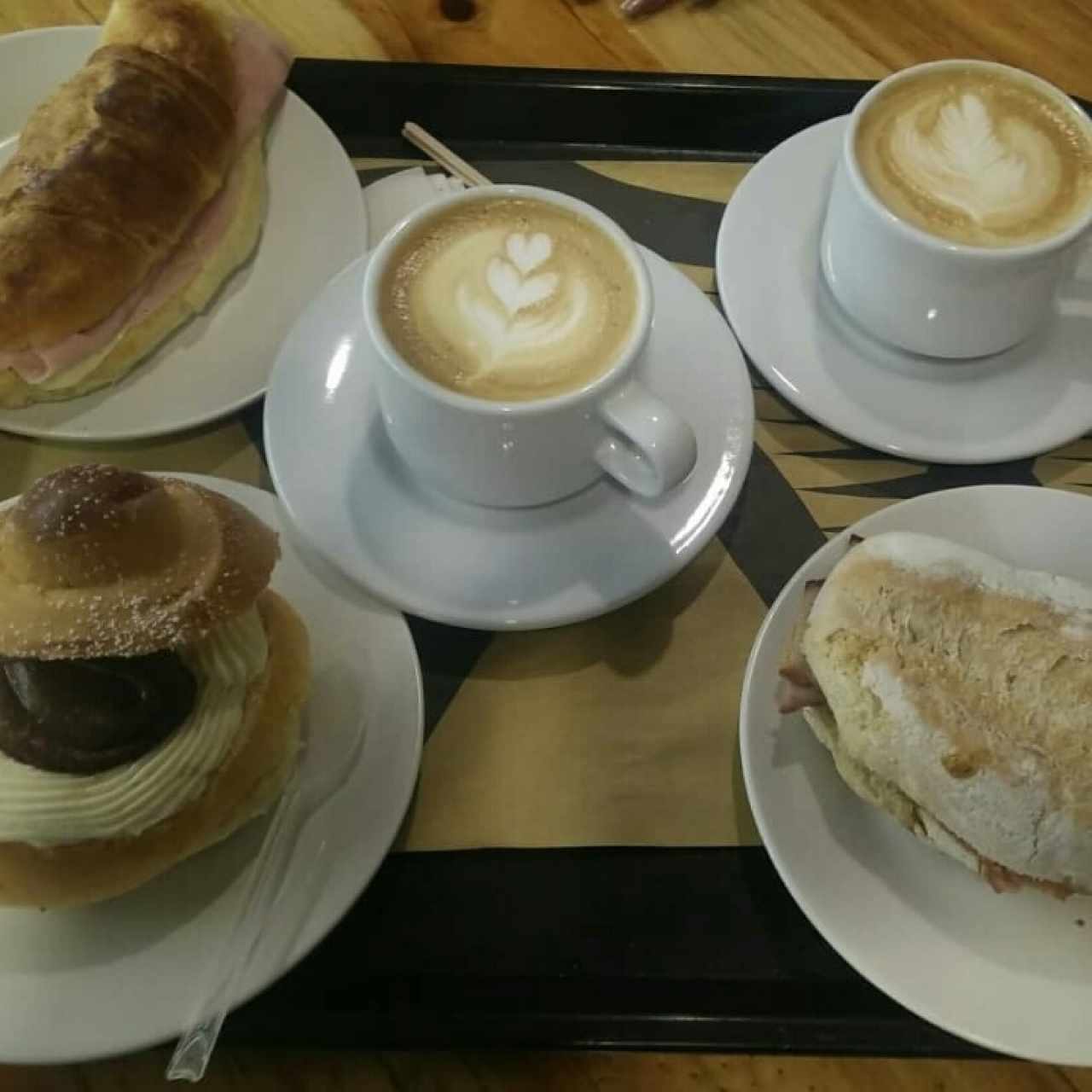 Brioche de Nutella. panino de pernil. croissant 
