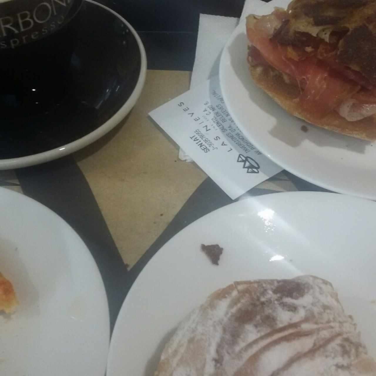 pannini de jamón serrano cappuccino y caracola de crema 