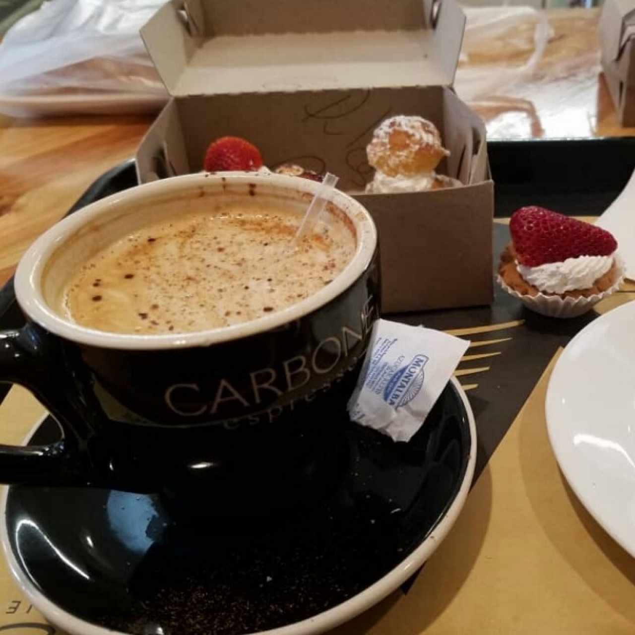café late con tartaleta de fresa 