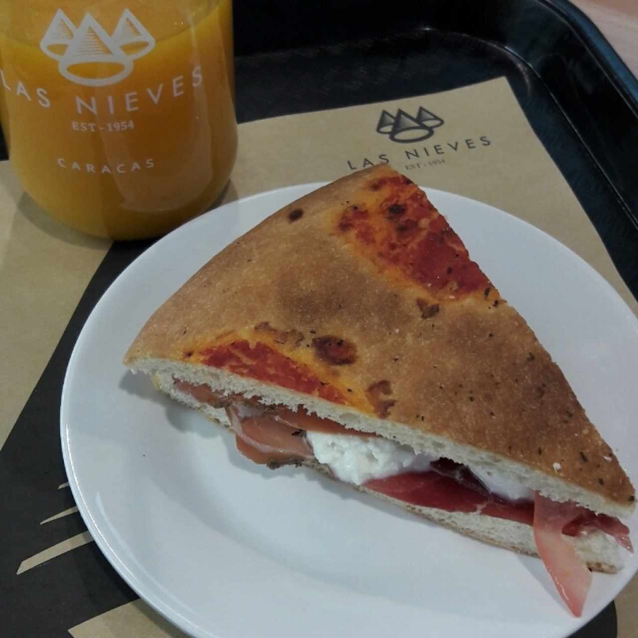 Deliciosa fogaccia con jamón serrano