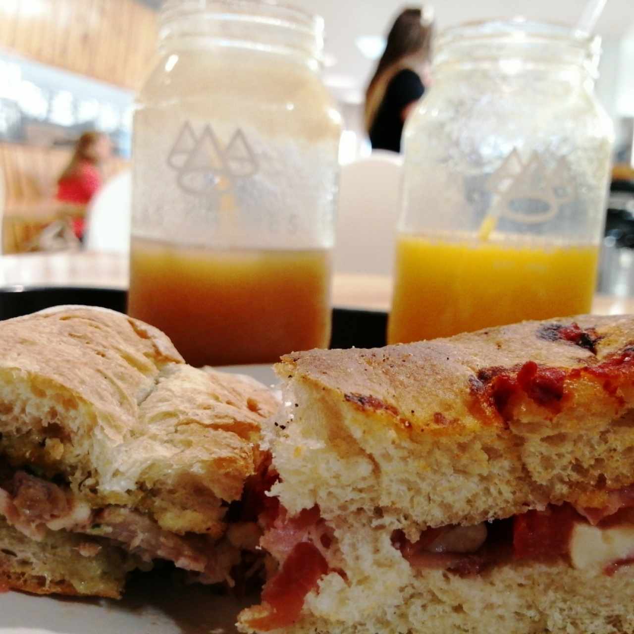 sandwich de Roast Beef y Sandwich de Jamón Serrano Jusgo naturales de Níspero y Mango