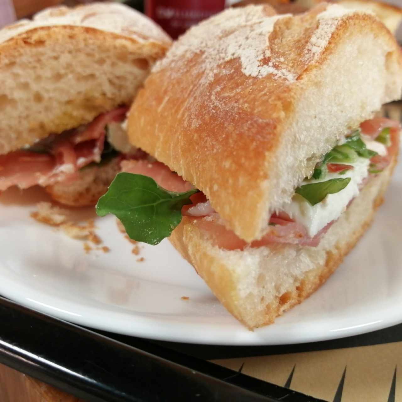 Panini de Jamón Serrano con mozarrella, tomate y rugula