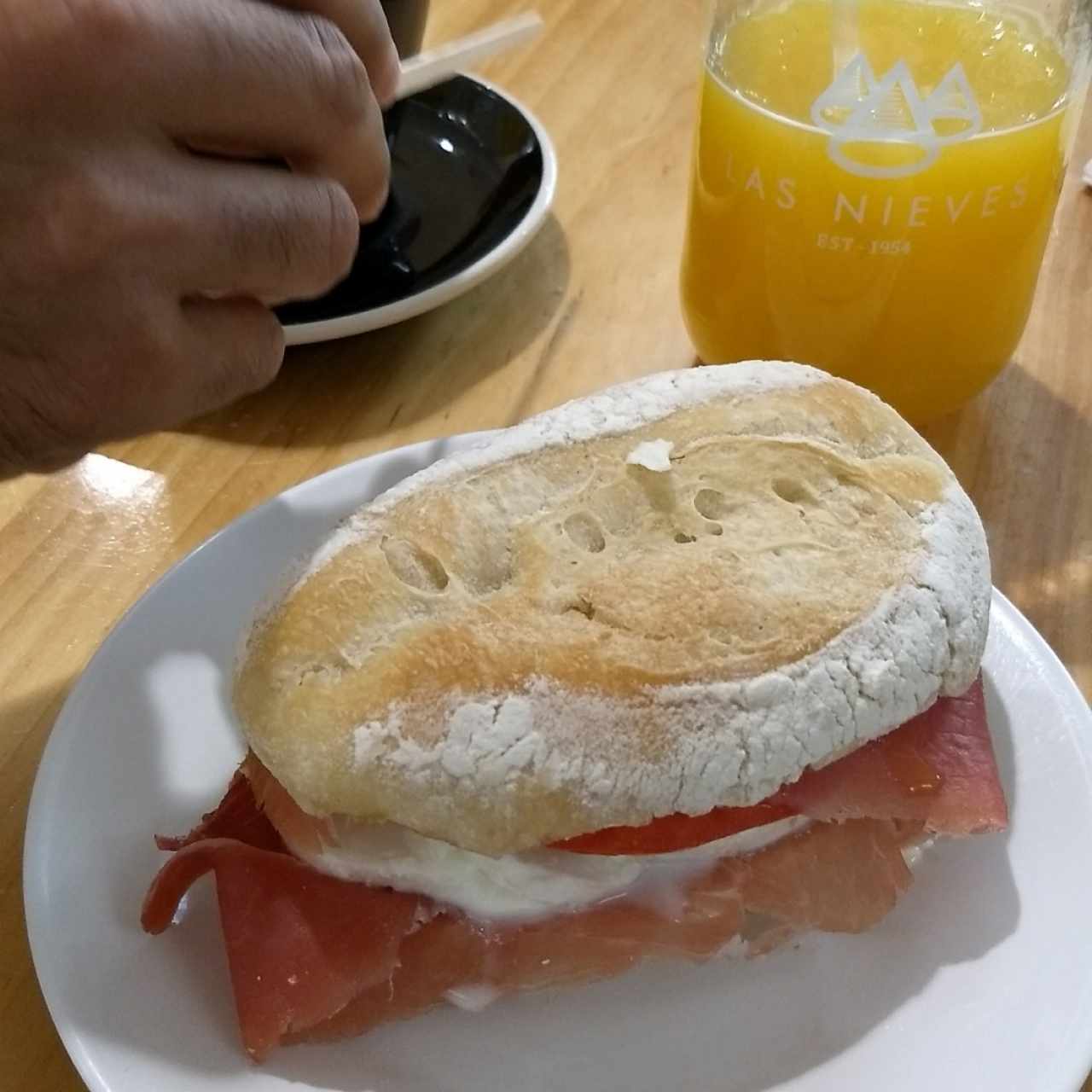 Panino y jugo de naranja