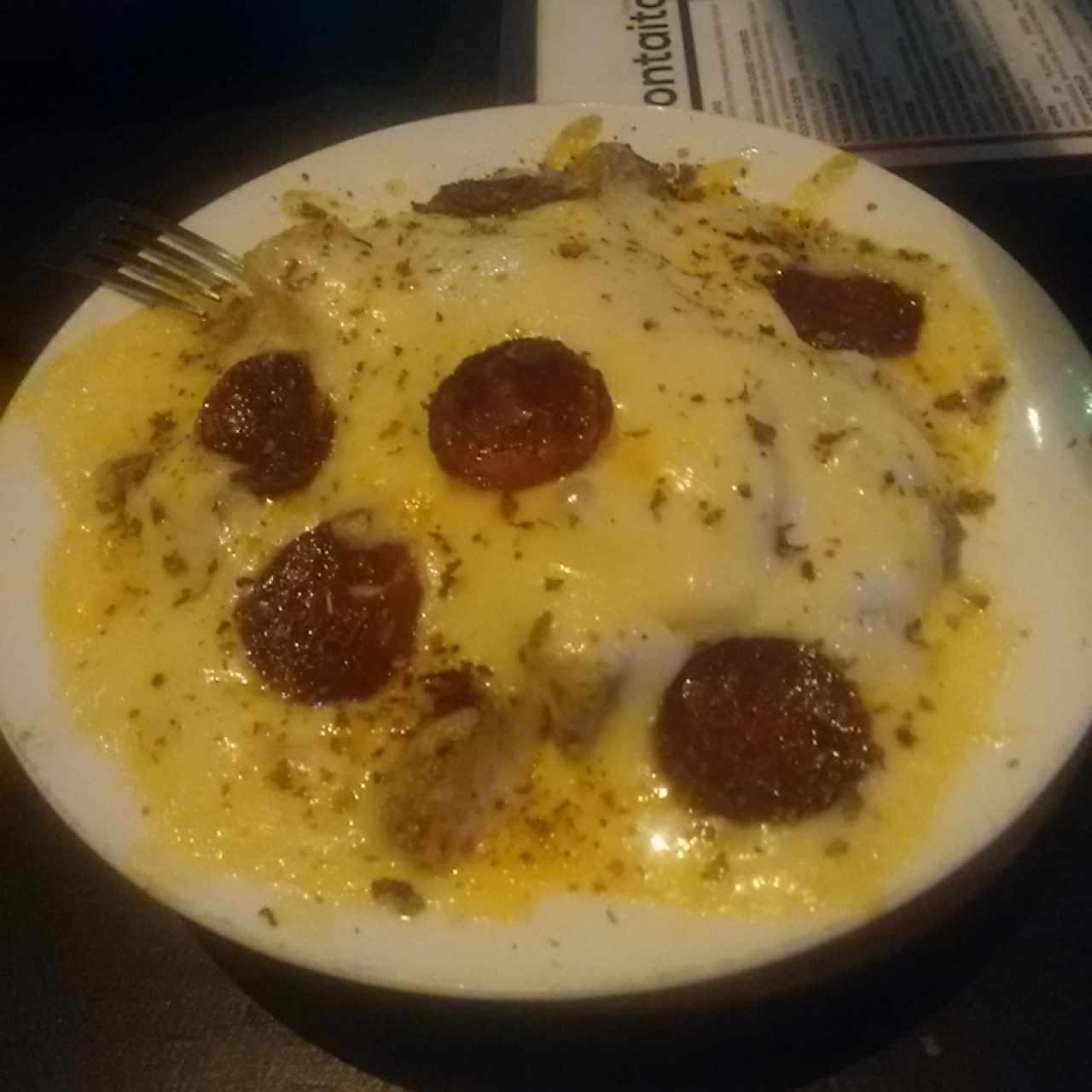 papas bravas con queso y chorizo