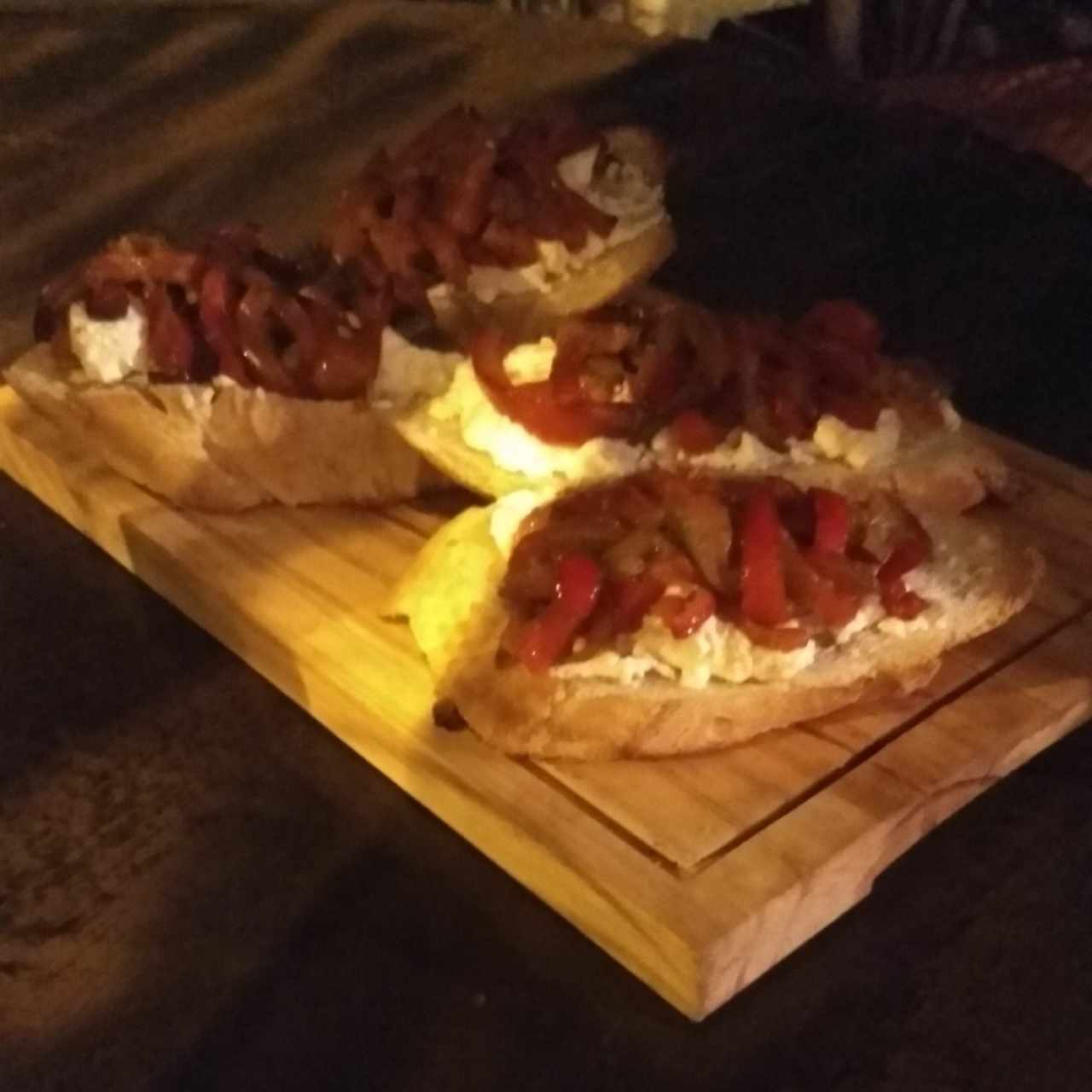 Montaditos con queso de cabra y pimentón asado 