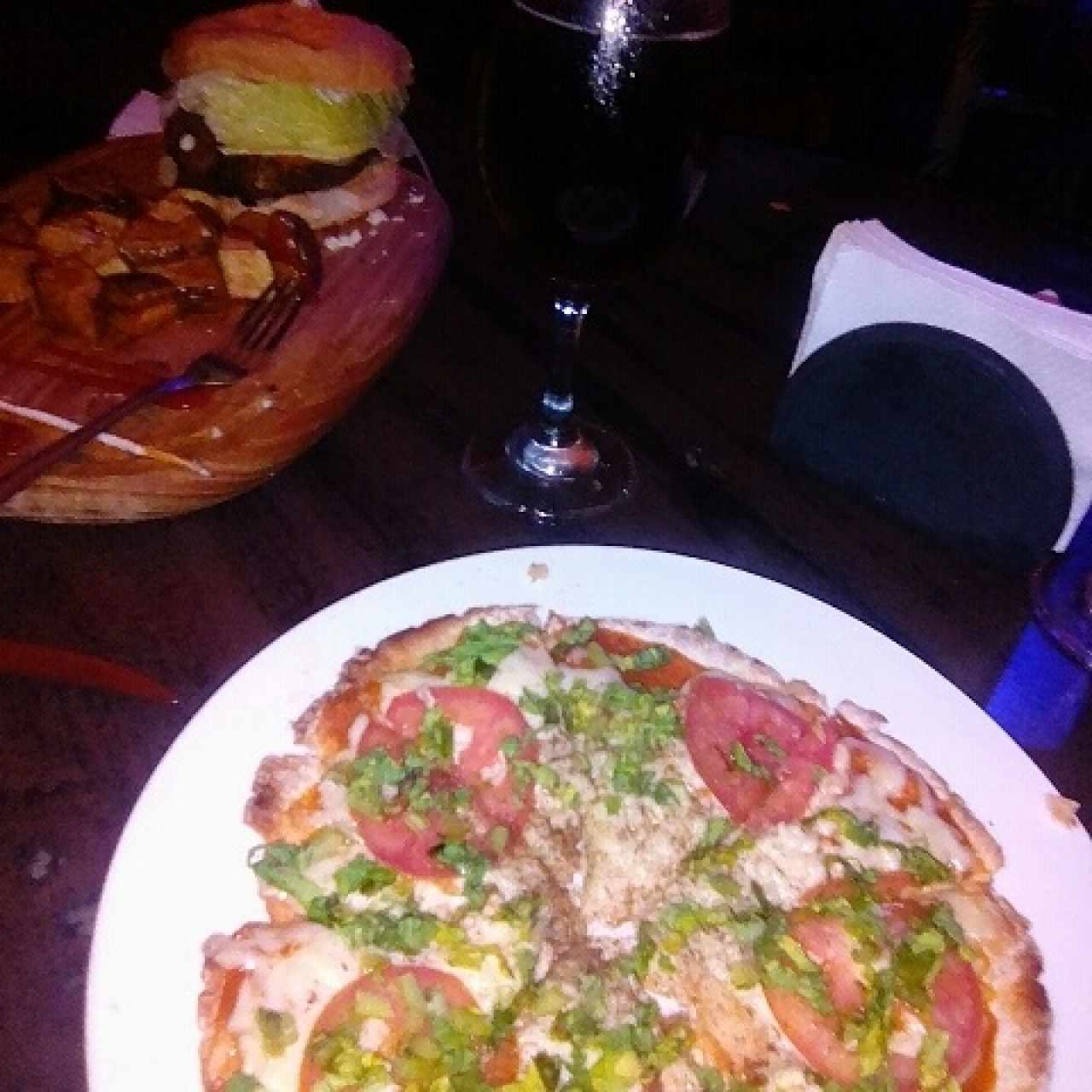 Hamburguesa Pollo Crispy y motaditos de pizza capresa