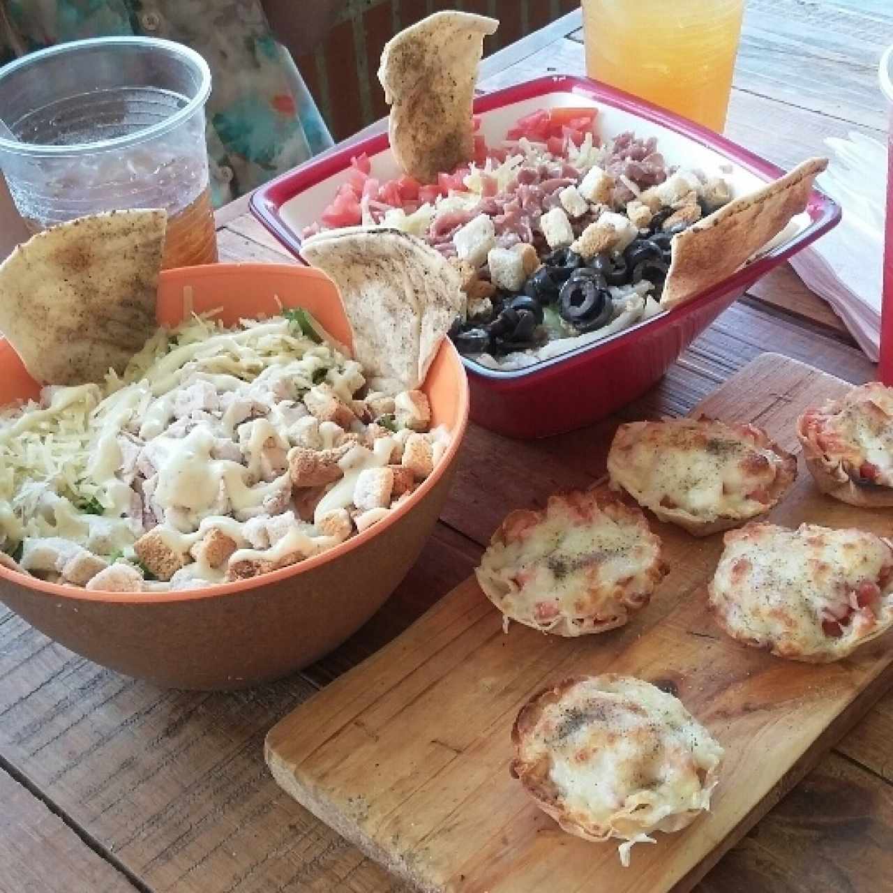 Ensalada Cesar con pollo, Ensalada Italiana y Pizza cupcakes