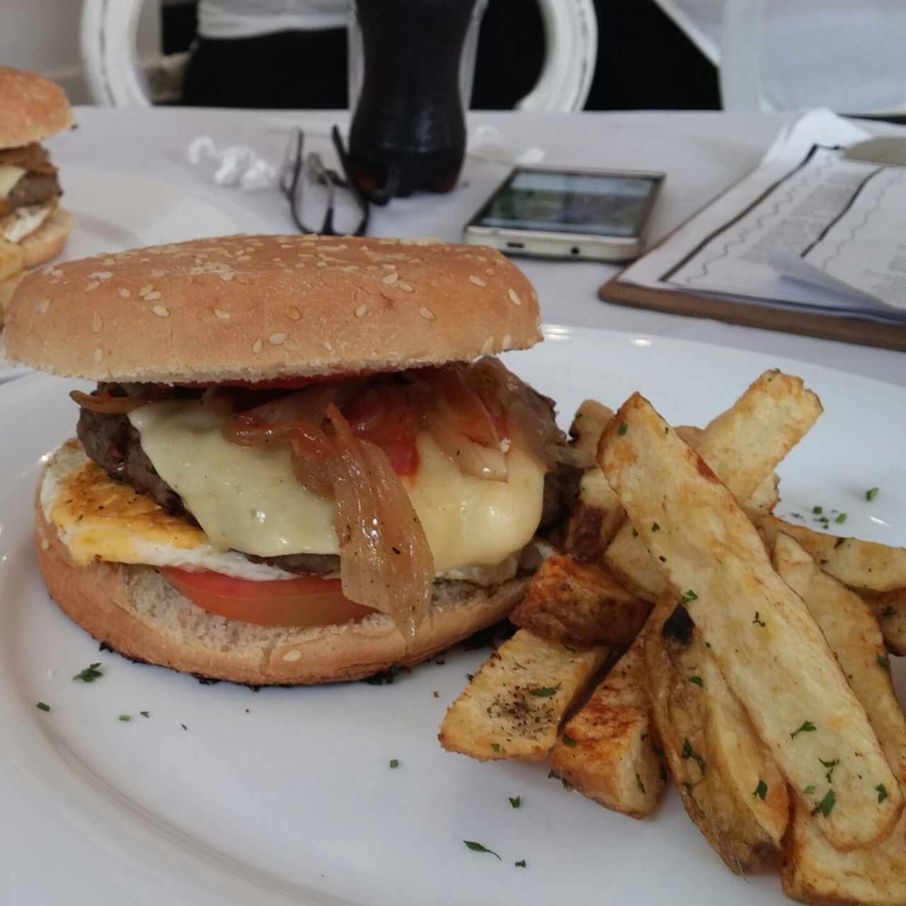 Hamburguesa con Papas Gourmet