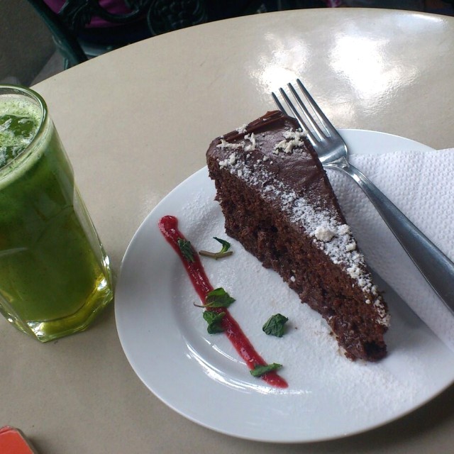 Limonada con hierbabuena y miel y torta de chocolate