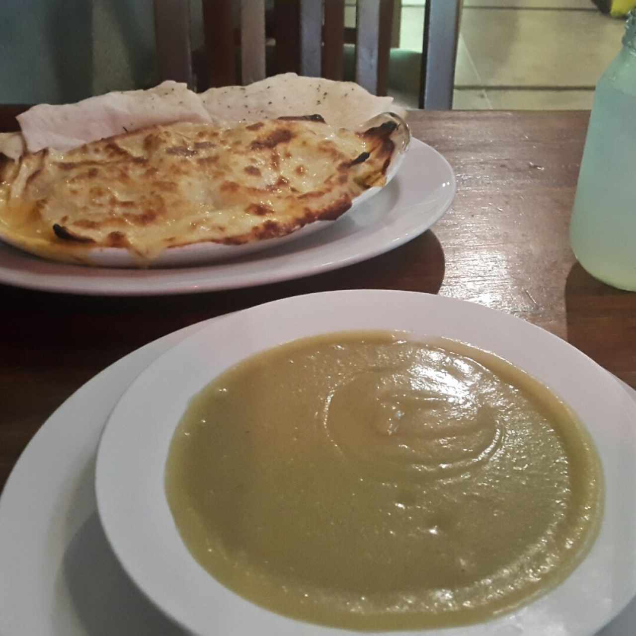 pasticho de pollo y champiñones con sopa y limonada