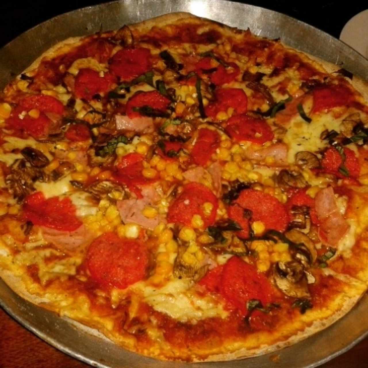 Cuatro estaciones, masa hiper delgada,  buenos ingredientes