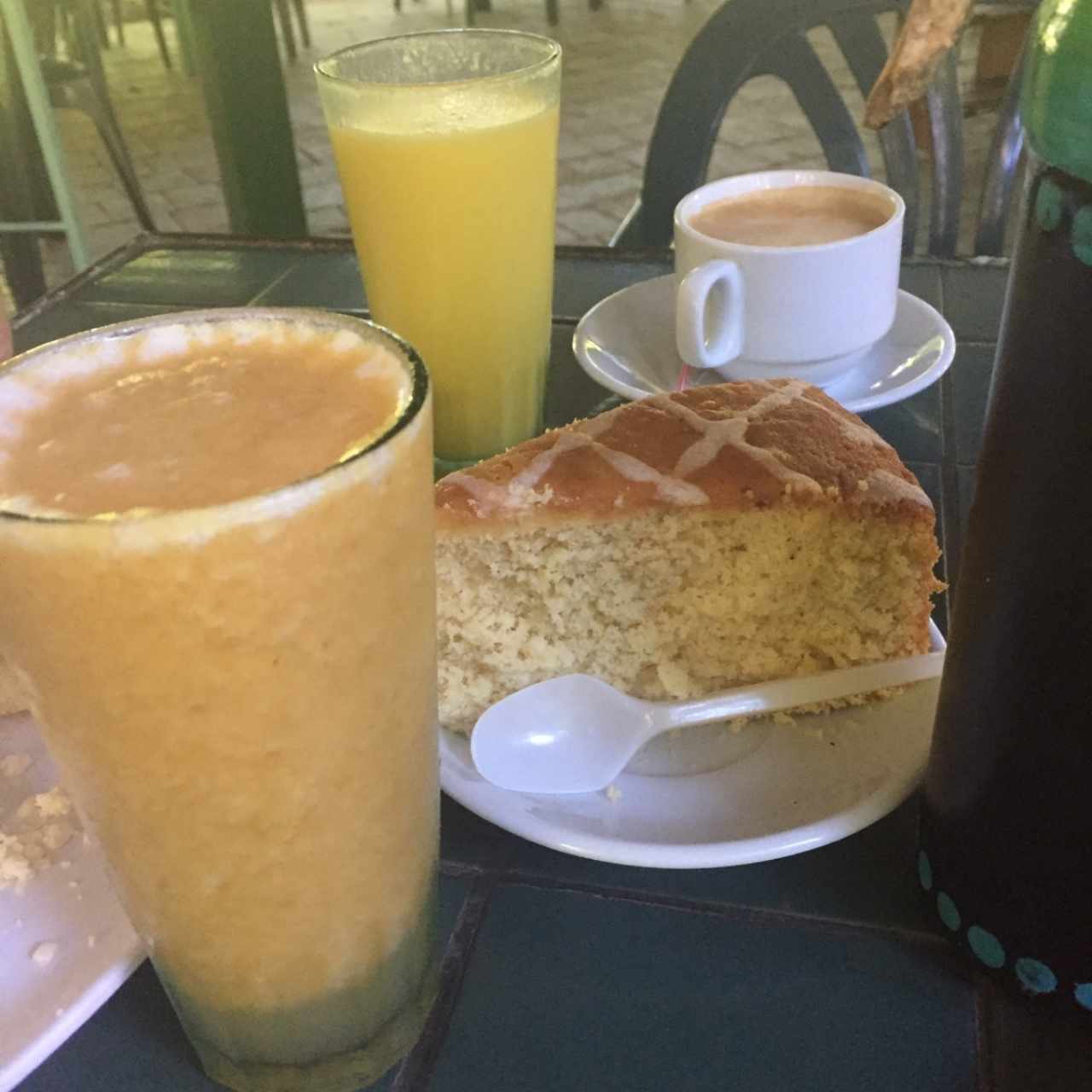 torta de lilom con jugo de durazno
