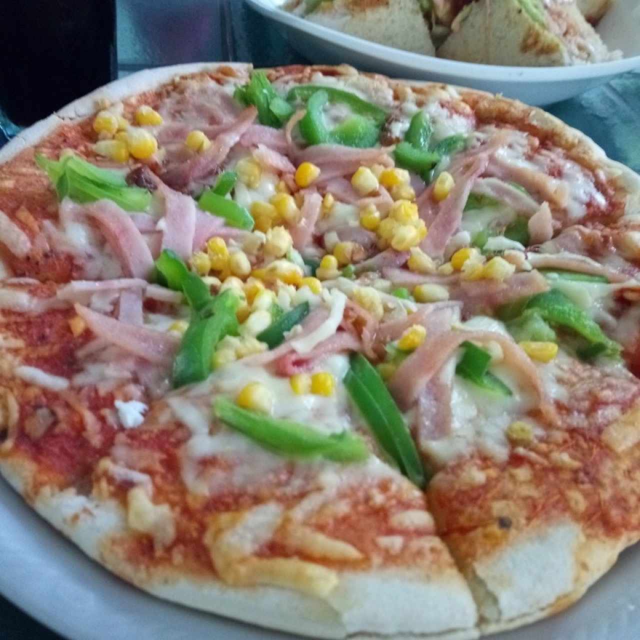 Pizza jamón maíz anchoas pimentón 