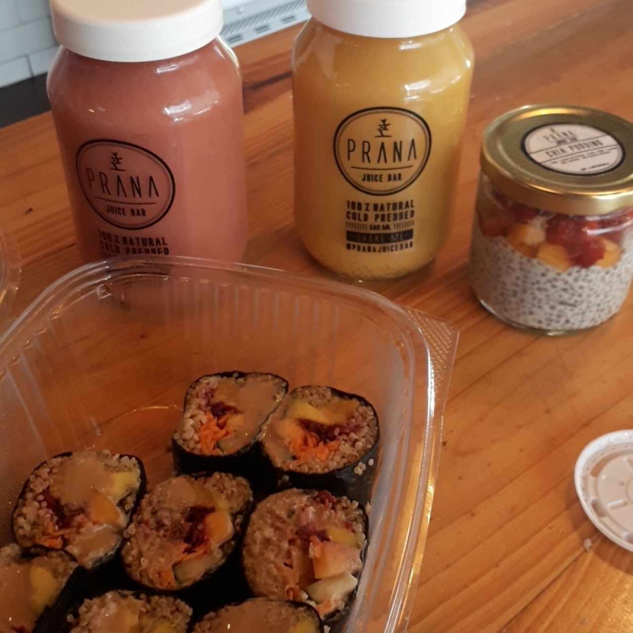 Veggie Rolls + Chia pudding + Jugos