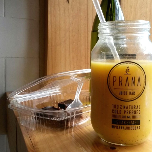 Jugo de naranja parchina limón cayena y jengibre acompañado de sniker saludable 