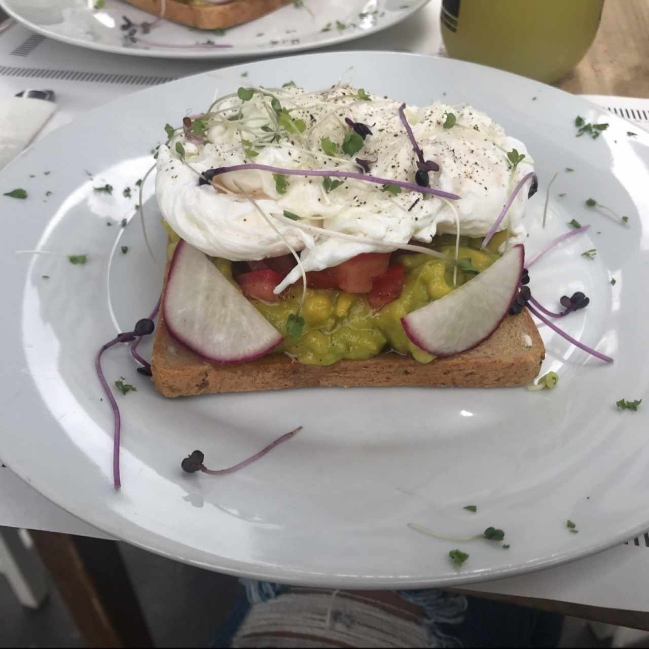 tostada salada con dos huevos