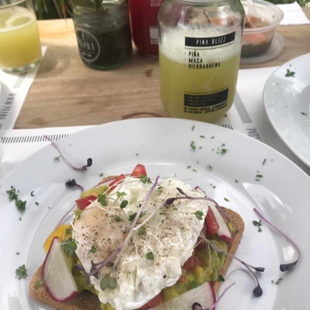 tostada salada y jugo piña blizz