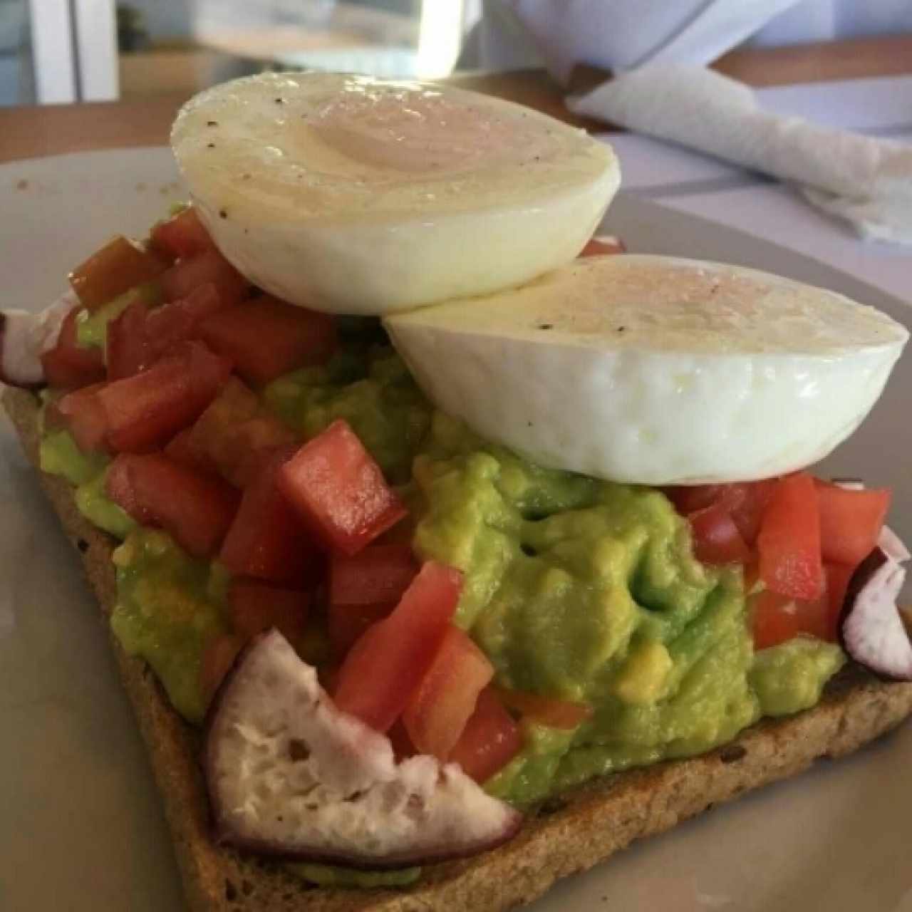 tostadas de aguacate y huevos 