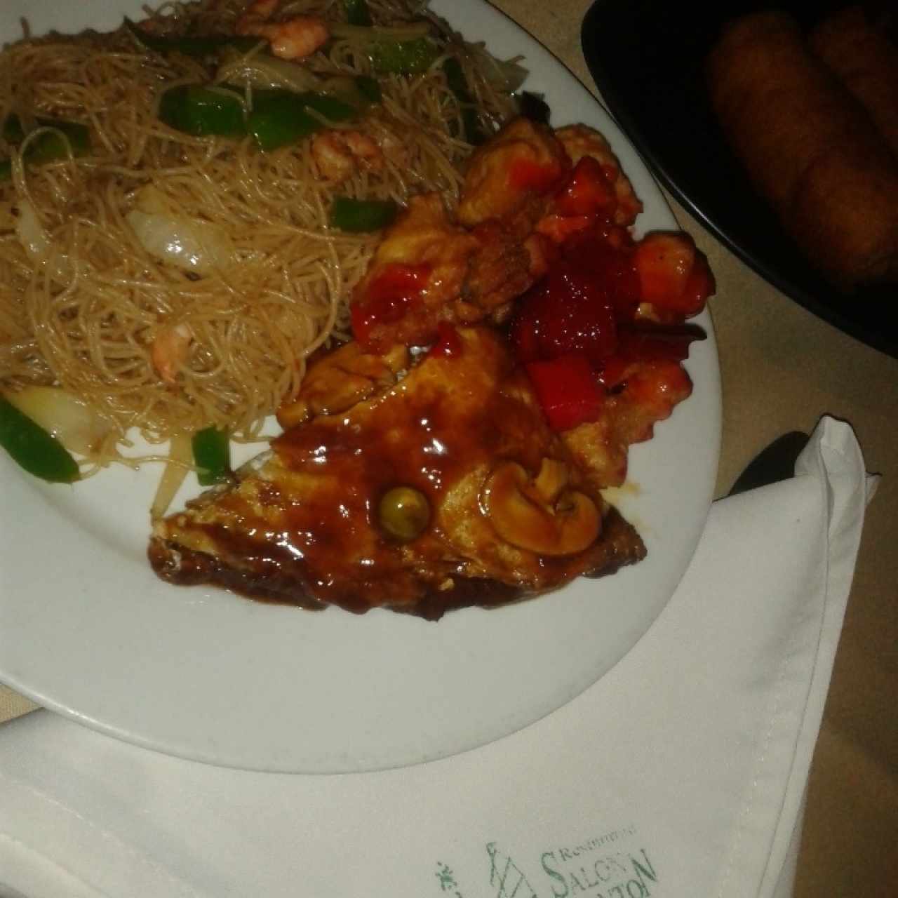 Fideos Cantones, foo yung, pollo agridulce.