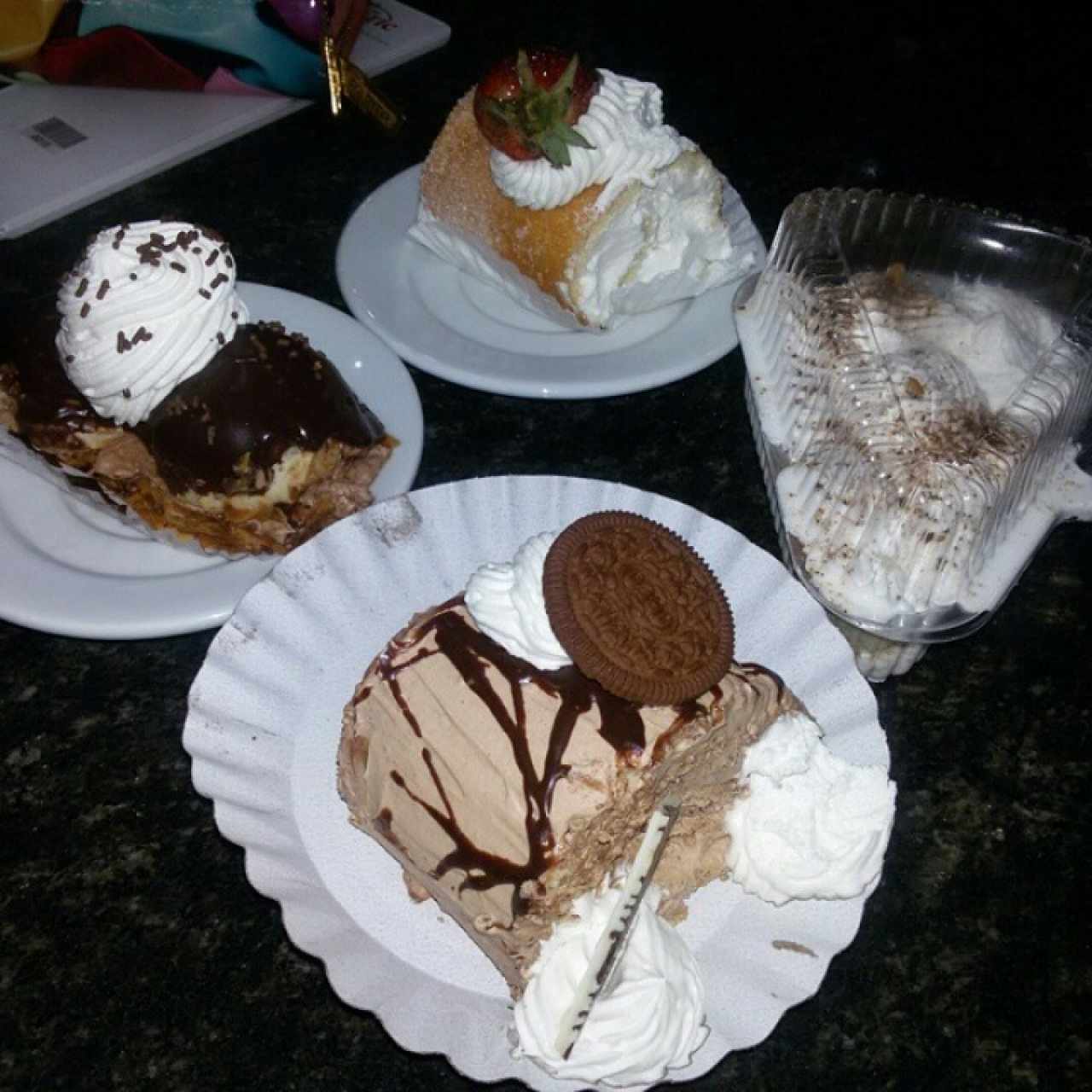 tres leches, profiteroles, brazo gitano tradicional y brazo gitano de chocolate