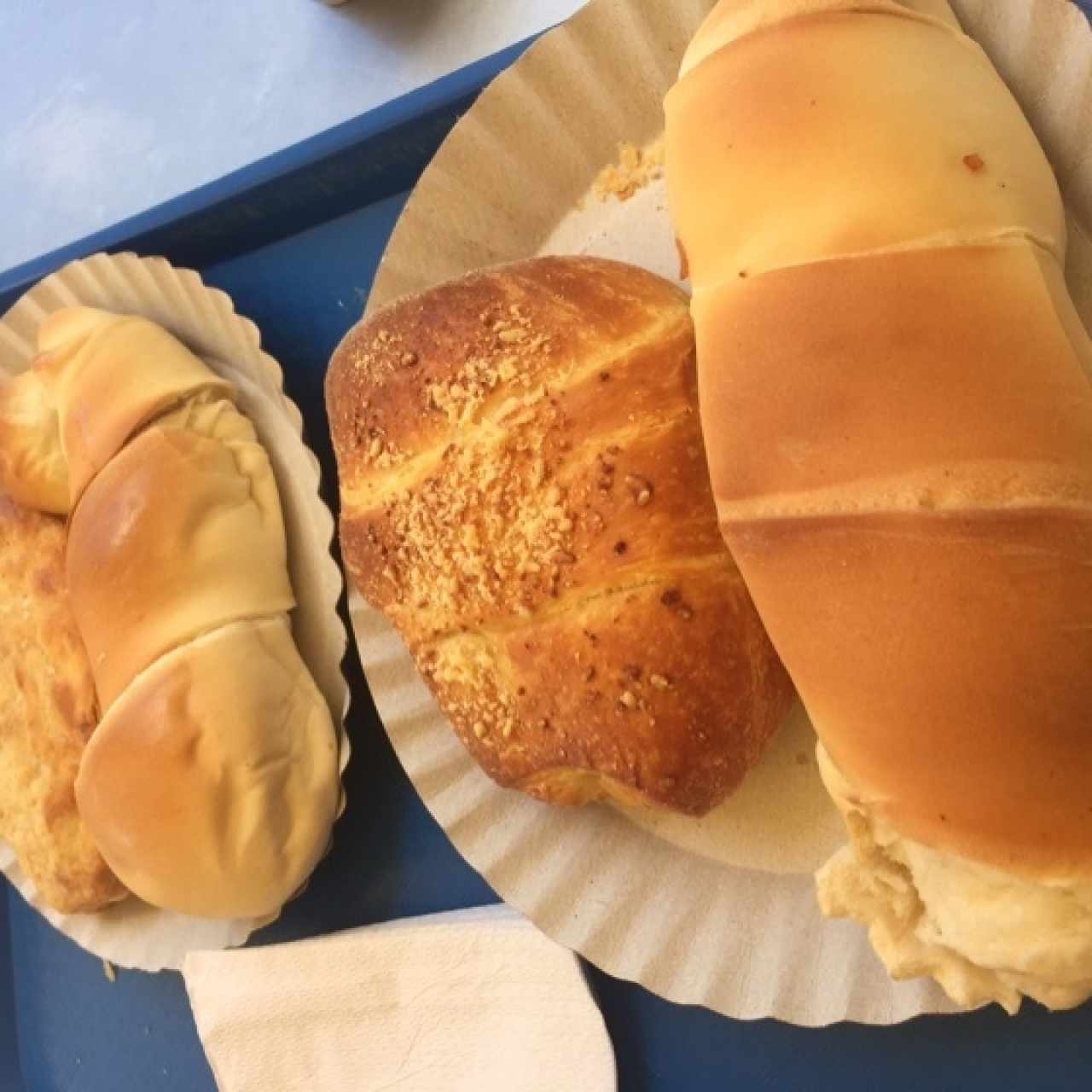 cachito de jamón de pavo,croissant de pollo con queso cheddar y pastel de mechada 
