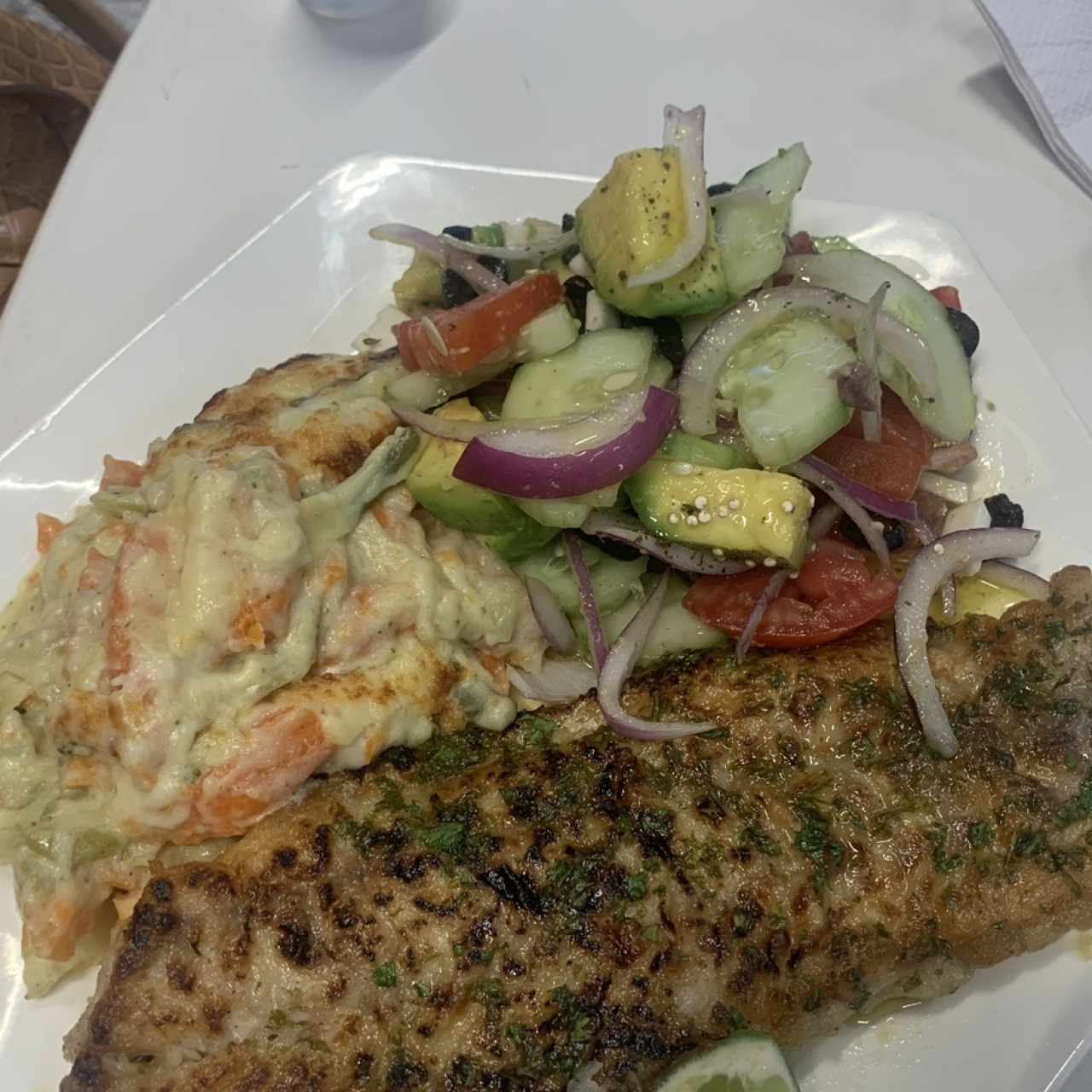 Filete de pescado con ensalada 