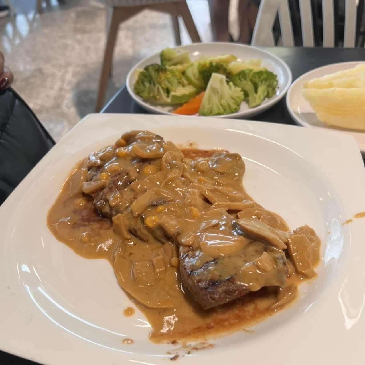 Lomito en Salsa de Champiñones 