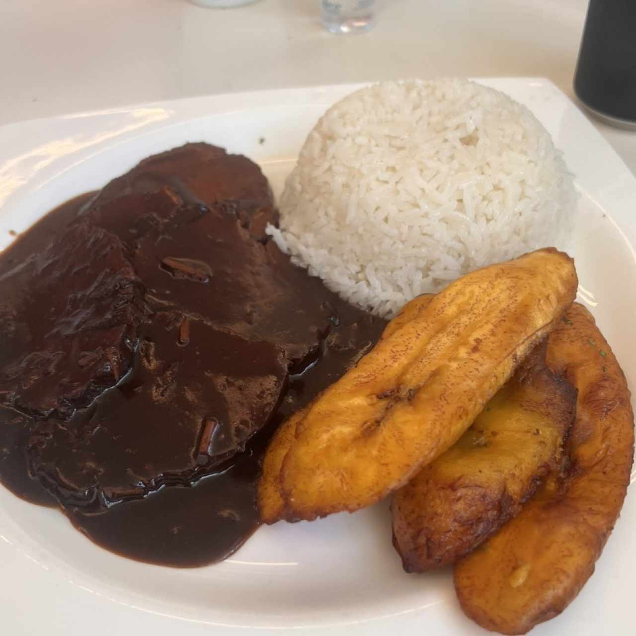 Asado negro con arroz y tajadas 