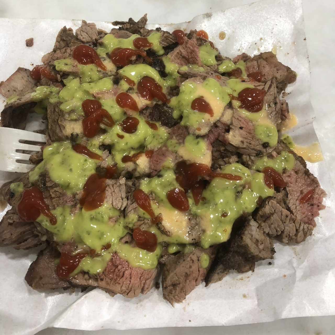 Jugosa con picante, guasacaca y salsa de tomate 8$