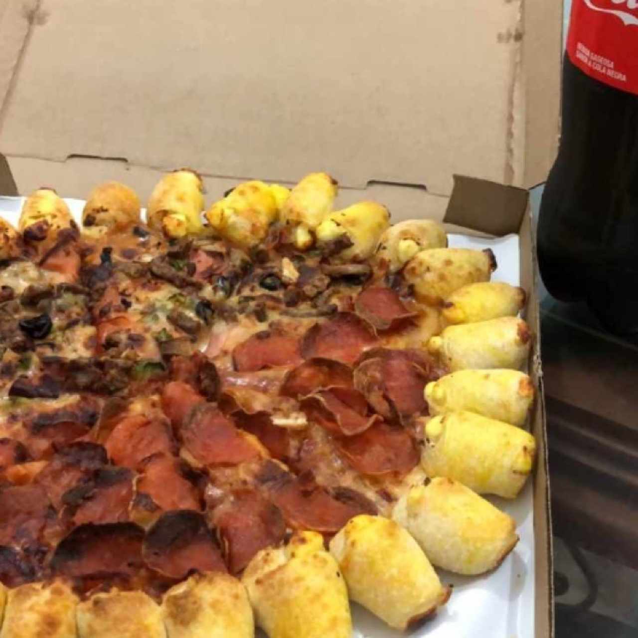 Cuatro estaciones, con los bordes rellenos de queso; espectacular..!
