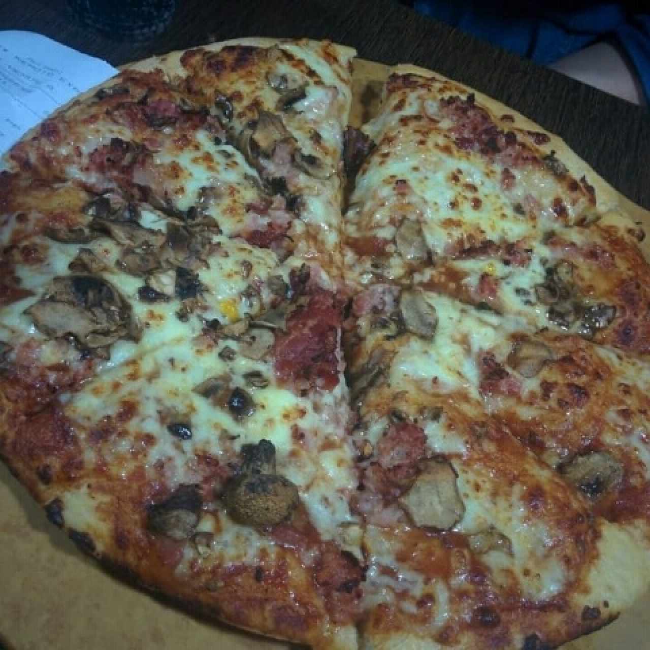 pizza tocineta y hongos