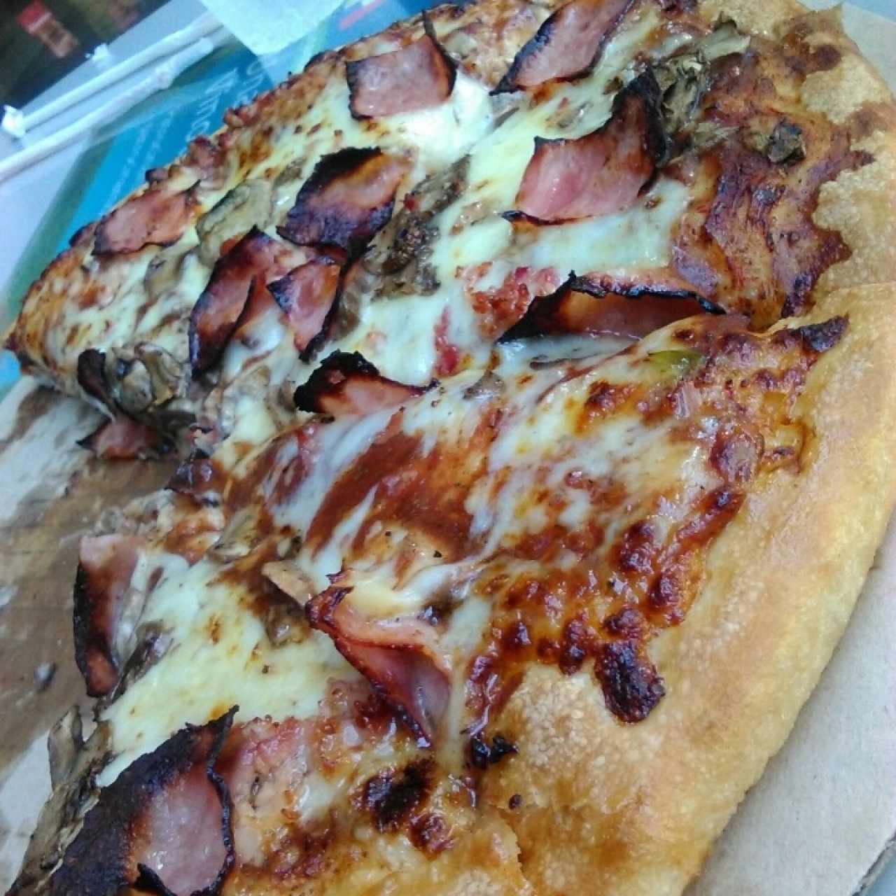 Pizza con queso , jamón y champiñones