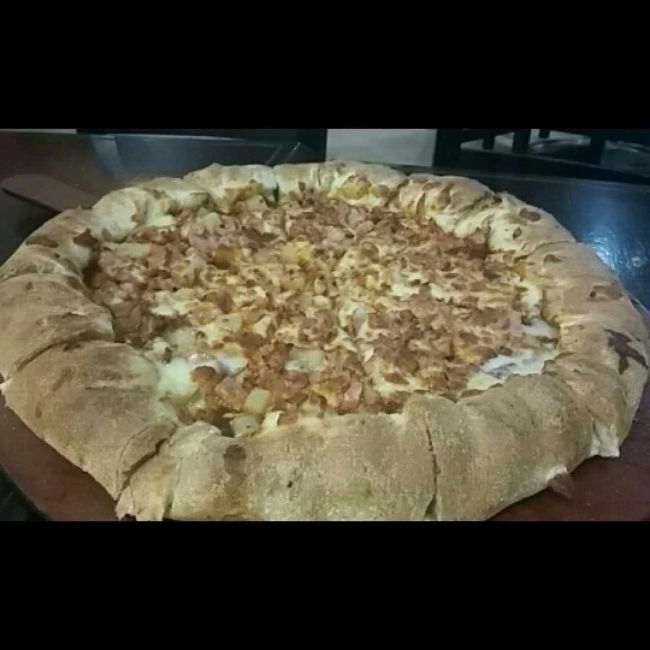 Hawaiana con bordes de queso