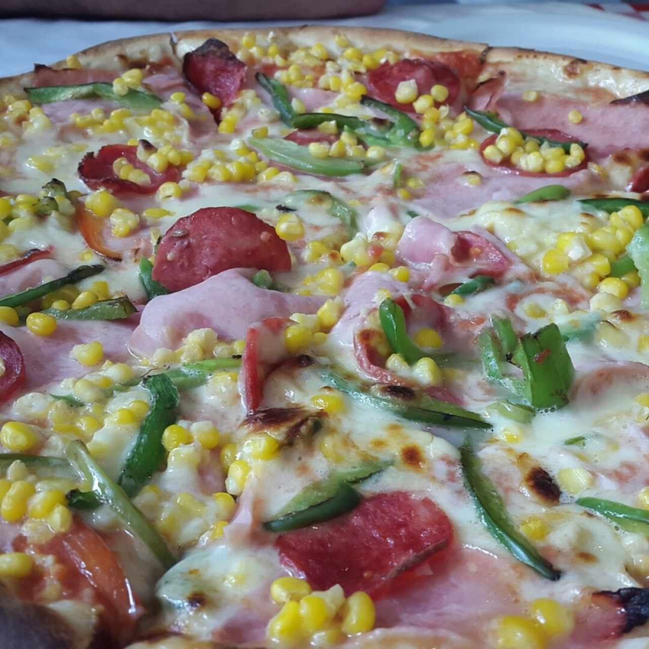 Pizza meza luna con maiz