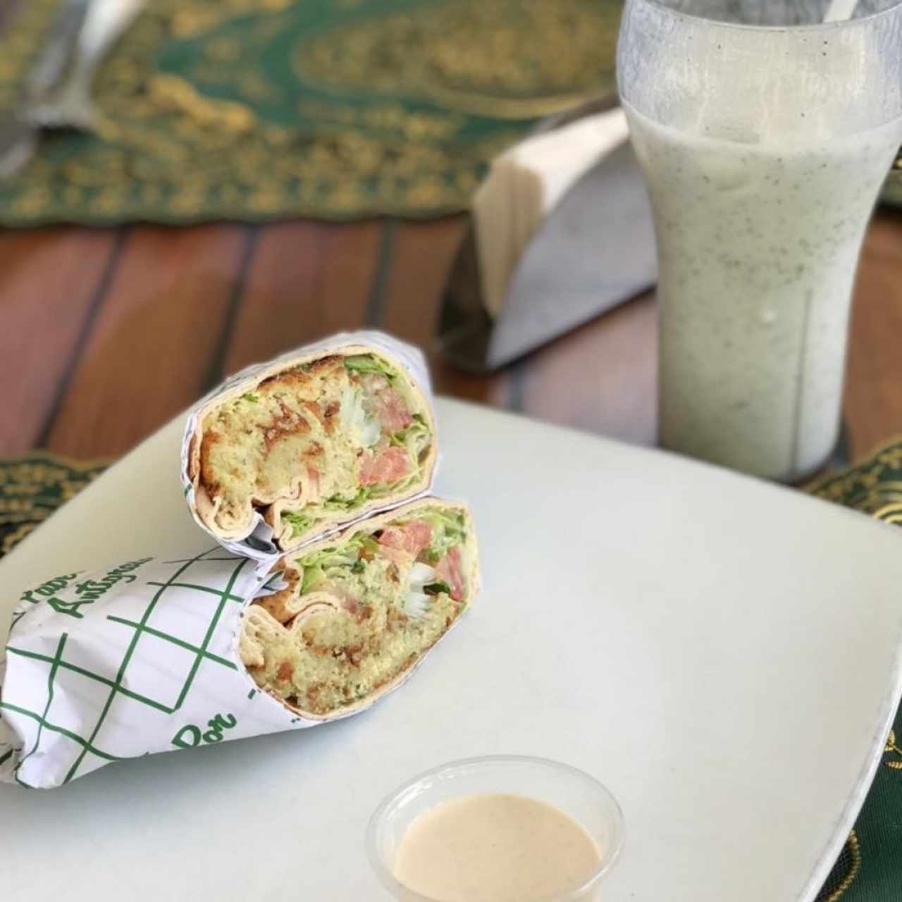Shawarma de Falafel con crema de garbanzo y de bebida airam