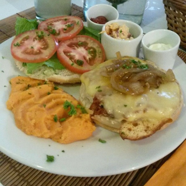 Hamburguesa de pollo acompañada de ensalada rusa y puré de batata 