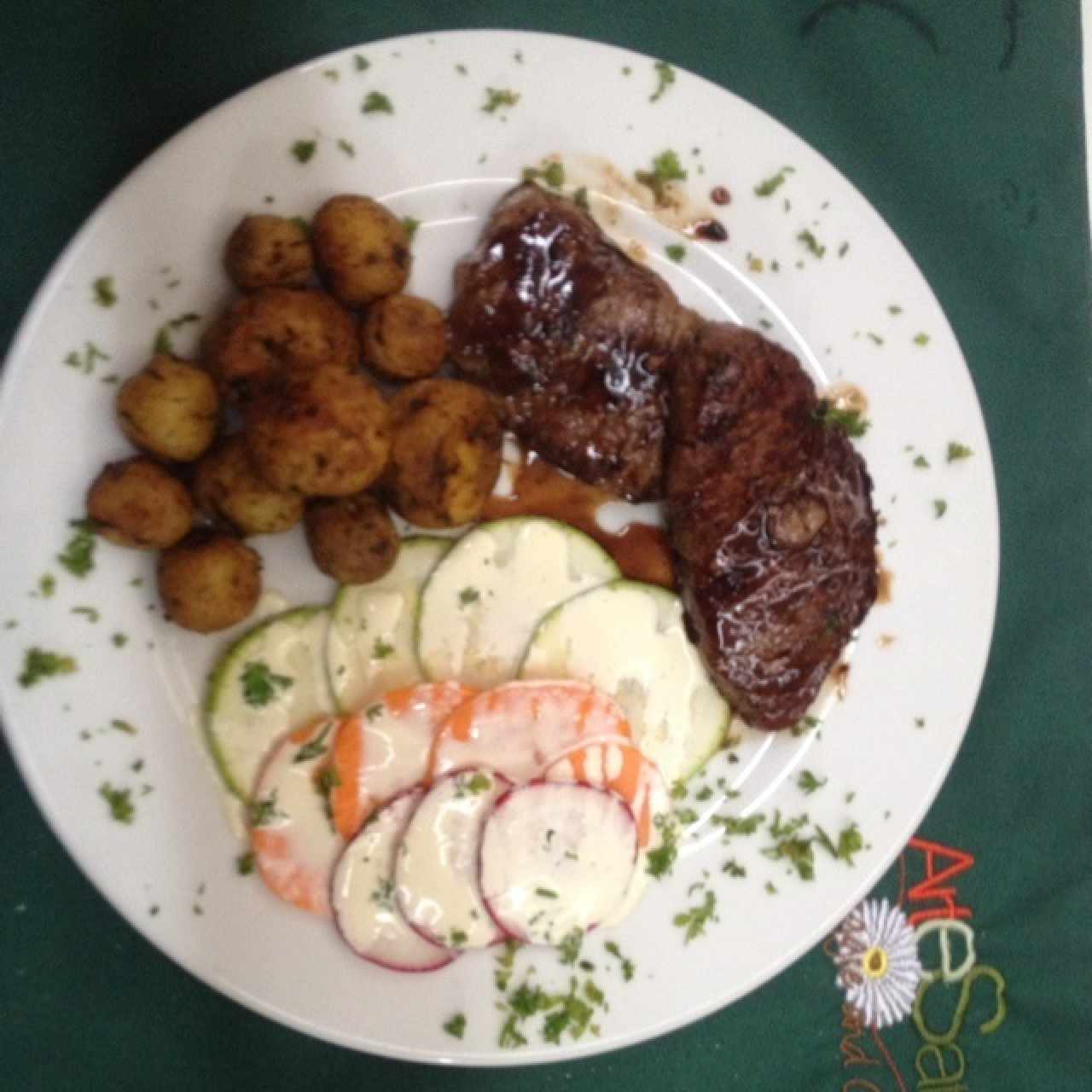 medallones de lomito dulce con papas colombianas y carppacio de vegetales