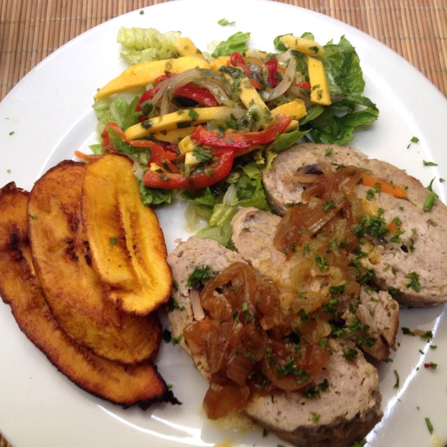 Albodigon de cerdo, contornos: tajadas / ceviche de mango