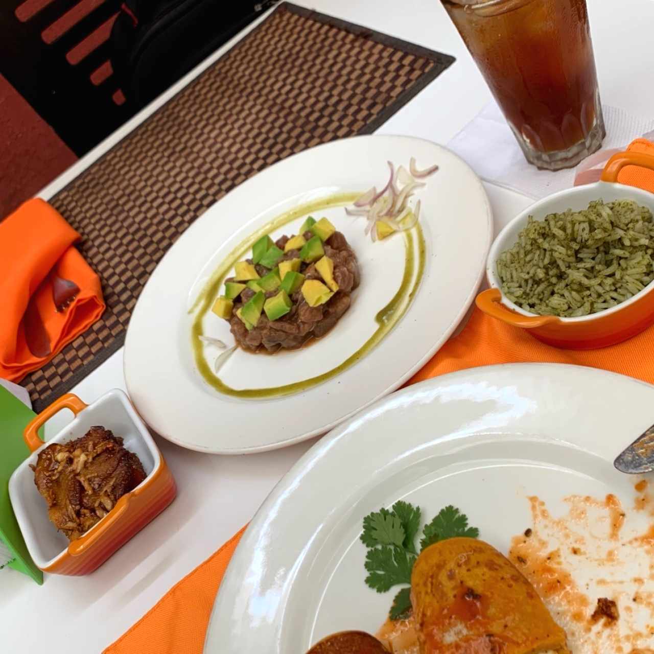 tartar de atun, torta de platano y cachapas de zanahoria 