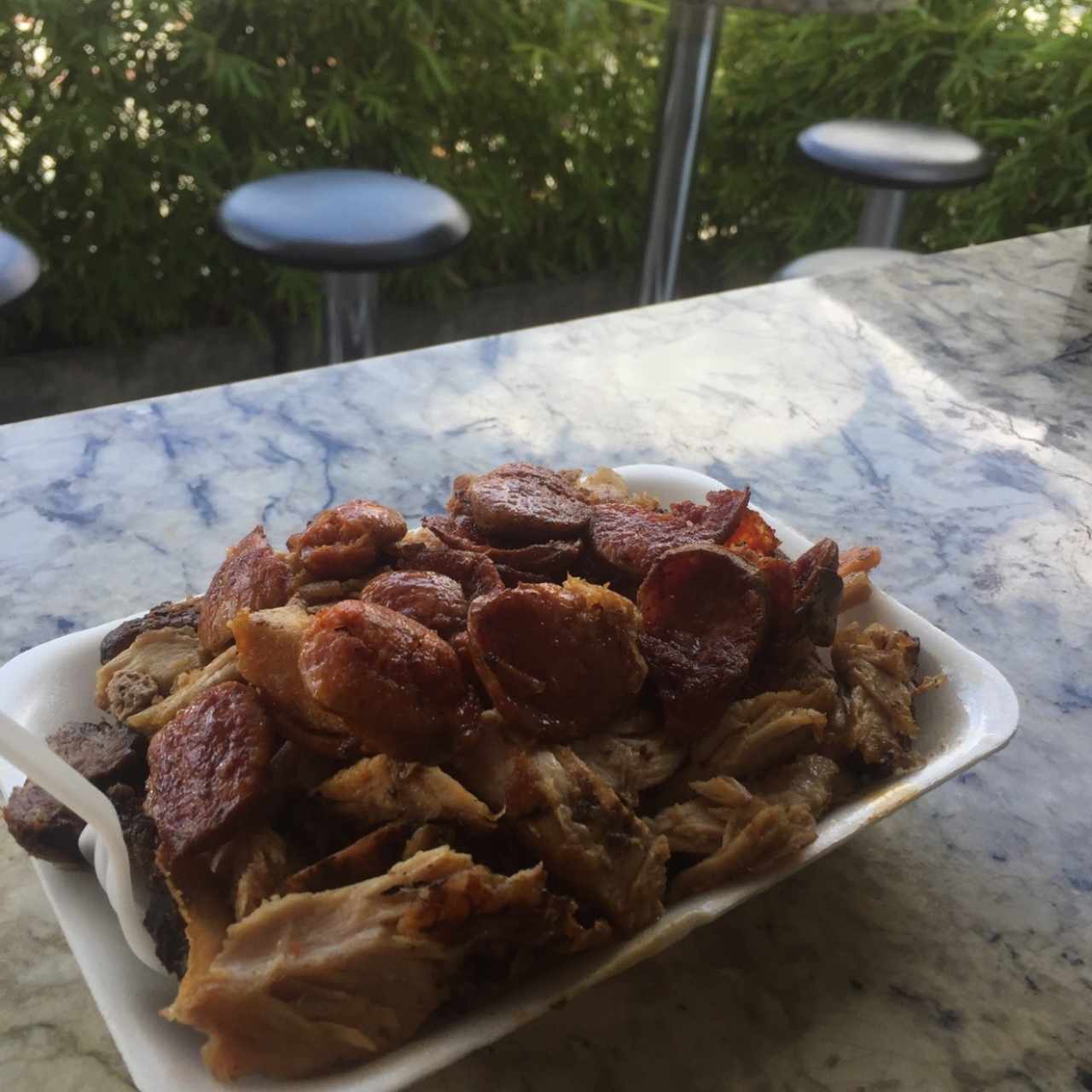 parrilla mixta con cochino, carne chorizo y yuca