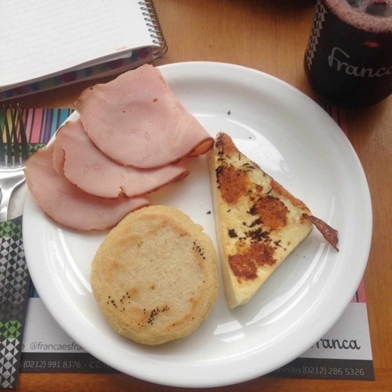 Arepa de maiz con pavo y queso blanco planchado